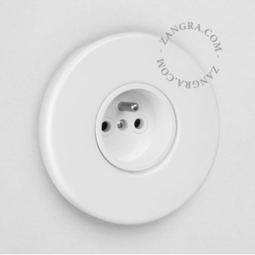Prise 2P+T en porcelaine blanche brillante - Zangra
