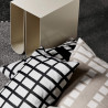 Table d'appoint "Curved" en métal beige - Kristina Dam Studio